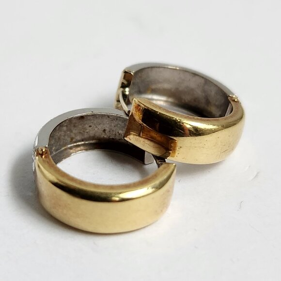 [SOLD] 80's 2.1g 18K Gold Engraved Design Etched Huggie Earrings - Picture 7 of 16